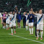 I giocatori del Djurgården che festeggiano dopo la vittoria contro il Rapid Vienna (IMAGO)